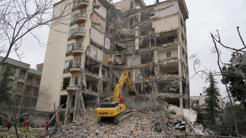 Руины домов и разбитые авто: обстановка в Тегеране после авианалетов (фото)